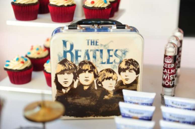 52. Se você gosta do Beatles, use vários detalhes deles na decoração anos 60. – Por: Pinterest