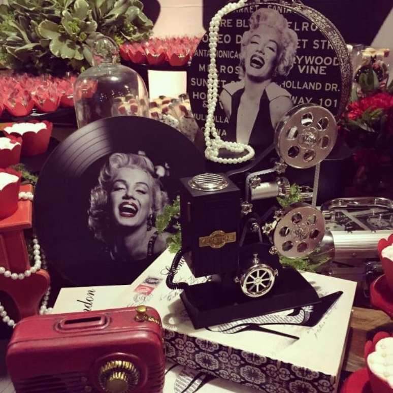 17. Decoração anos 60 com detalhes da Marylin Moroe – Por: Pinterest