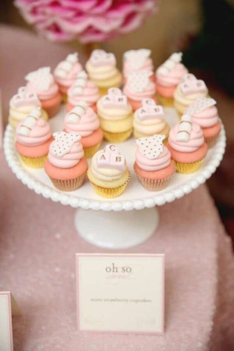 28. Cupcakes personalizados com itens infantis para decoração de chá de fralda – Foto: Revista VD
