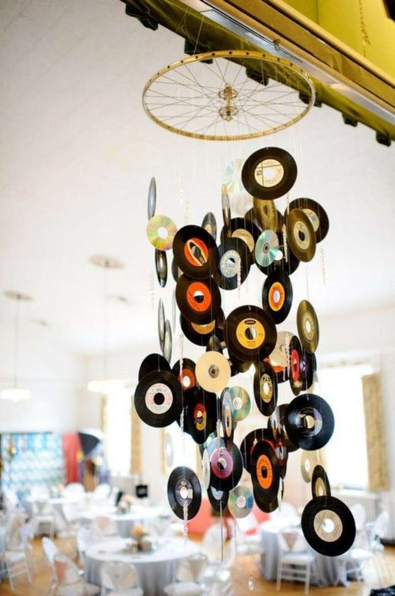 4. Decoração anos 60 com Discos pendurados – Por: Pinterest