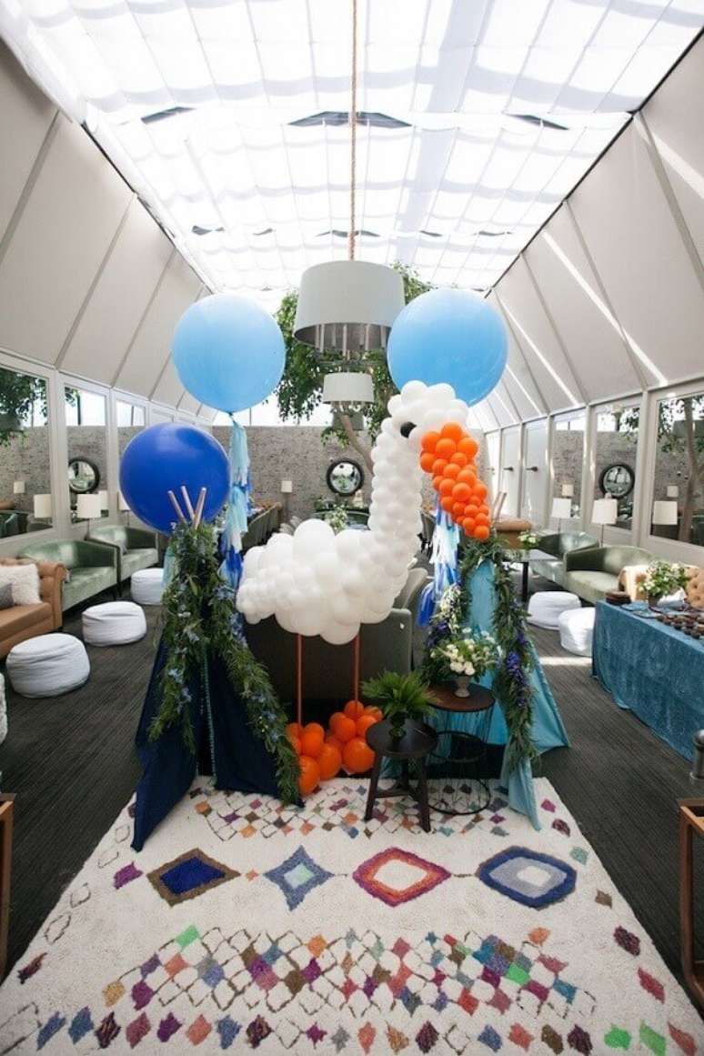 35. A cegonha feita com balões deu um toque divertido na decoração de chá de fralda moderna – Foto: Kara’s Party Ideas
