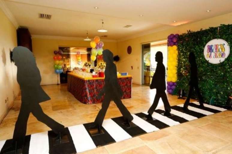 54. Decoração anos 60 com detalhes da banda The Beatles – Por: Pinterest