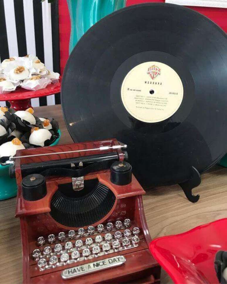 57. Decoração anos 60 com máquina de escrever – Por: Pinterest