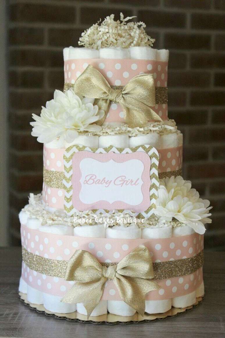 9. Delicado modelo de bolo fake feito com fraldas para decoração chá de fraldas feminino – Foto Pinterest