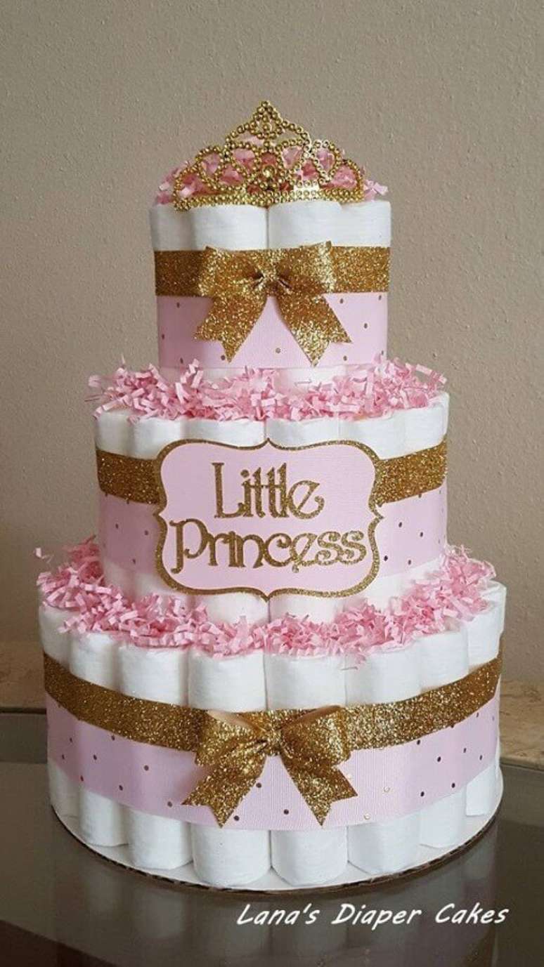 47. Decora&ccedil;&atilde;o para ch&aacute; de fraldas com bolo fake princesa &ndash; Foto: Lana&rsquo;s Diaper Cakes