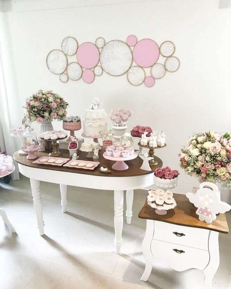 50. Decora&ccedil;&atilde;o simples para ch&aacute; de fralda com arranjo de rosas &ndash; Foto: Ess&ecirc;ncia Festeira