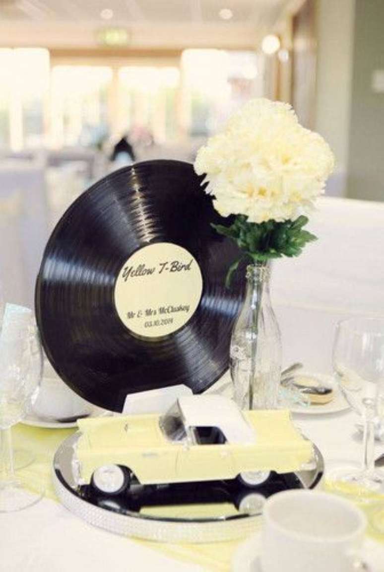 3. Disco para festa com decoração anos 60 maravilhosa – Por: Pinterest