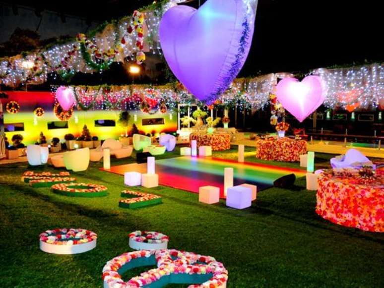 63. Festa com decoração anos 60 Hippie – Por: Pinterest