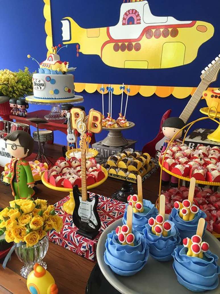 15. Festa com decoração anos 60, inspirada no CD dos Beatles Yellow submarine – Por: Pinterest