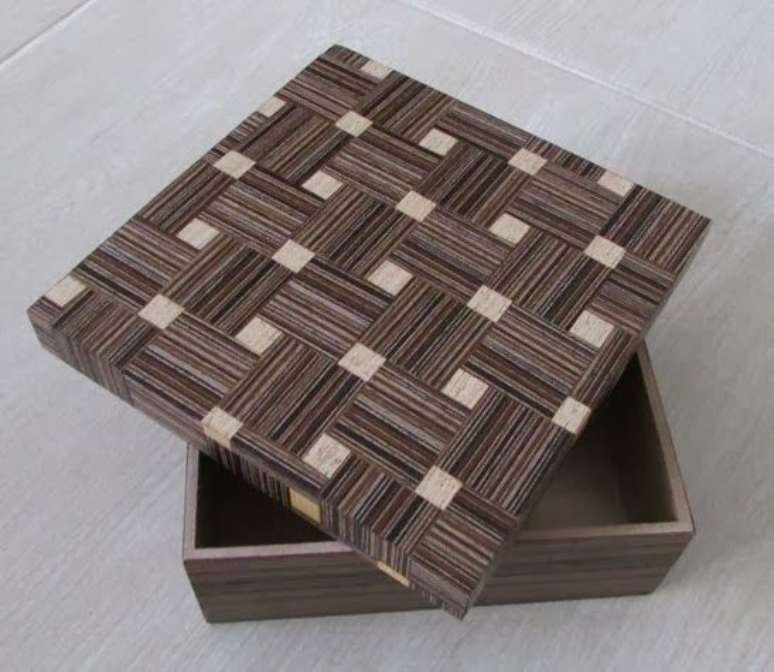 56. At&eacute; simples caixas ganham destaque com a marchetaria. Foto: Marchetarua Ururahy