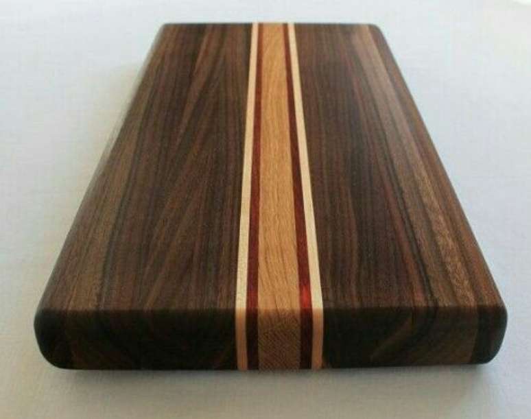 18. Uma simples faixa aplicada a partir da marchetaria promove um efeito lindo ao m&oacute;vel. Foto: Artistic Wood Products