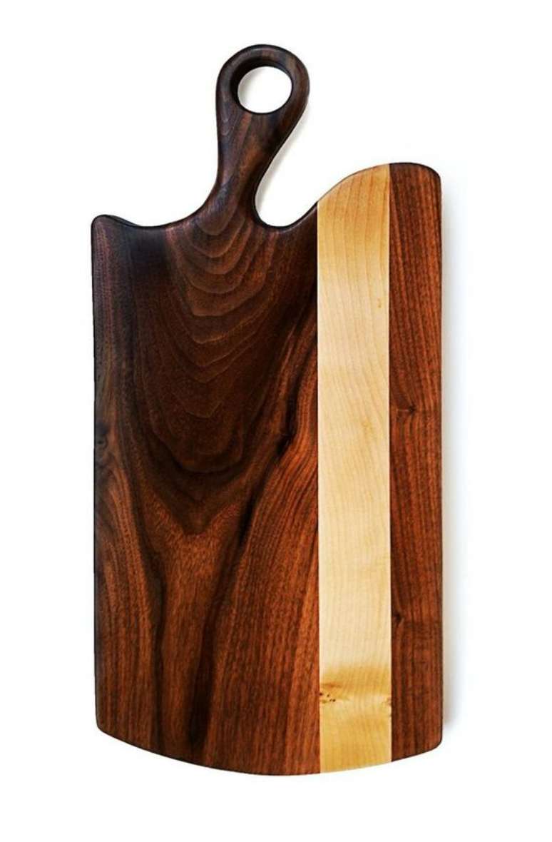 5o. Uma simples t&aacute;bua de carne ganha destaque com a marchetaria. Foto: VK