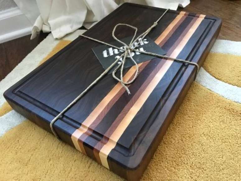 49. Os m&oacute;veis feitos a partir da marchetaria acabam sendo grandes presentes. Foto: Etsy