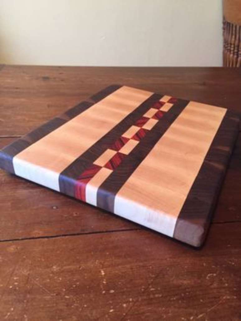 22. M&oacute;veis inteiros ficam mais estilosos se feitos a partir da marchetaria. Foto: Handy Wood