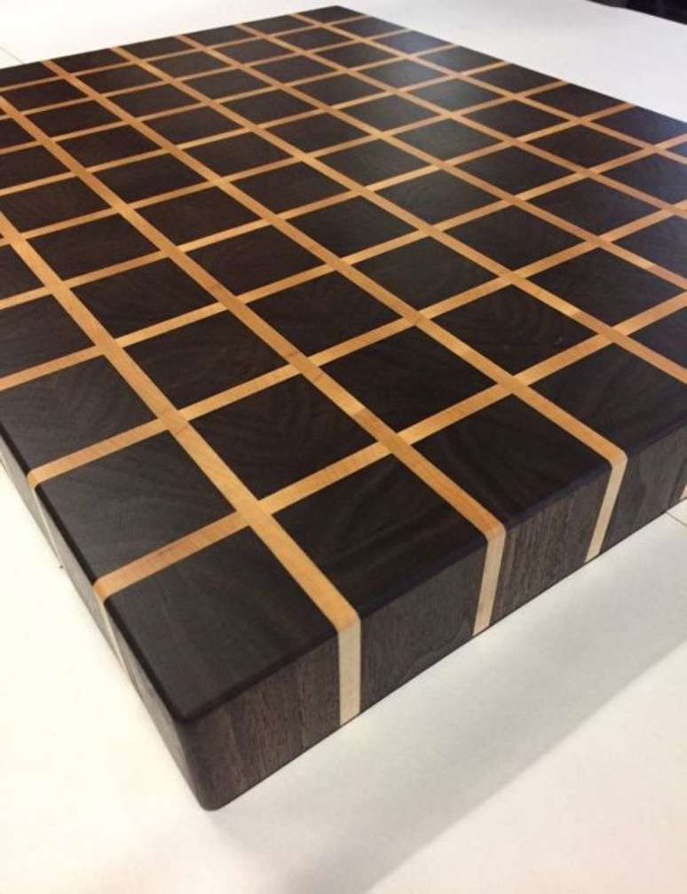 43. O efeito xadrez de t&aacute;buas &eacute; feito com a marchetaria. Foto: Etsy