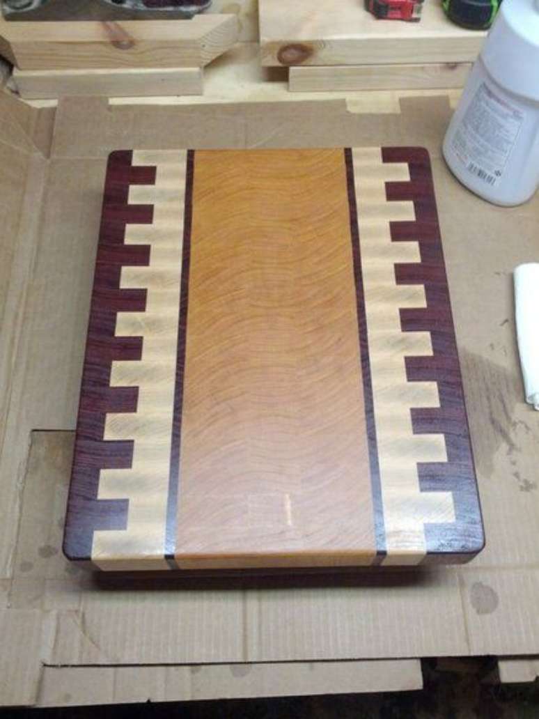 60. &Eacute; poss&iacute;vel criar lindos m&oacute;veis com a marchetaria. Foto: Lumber Jocks