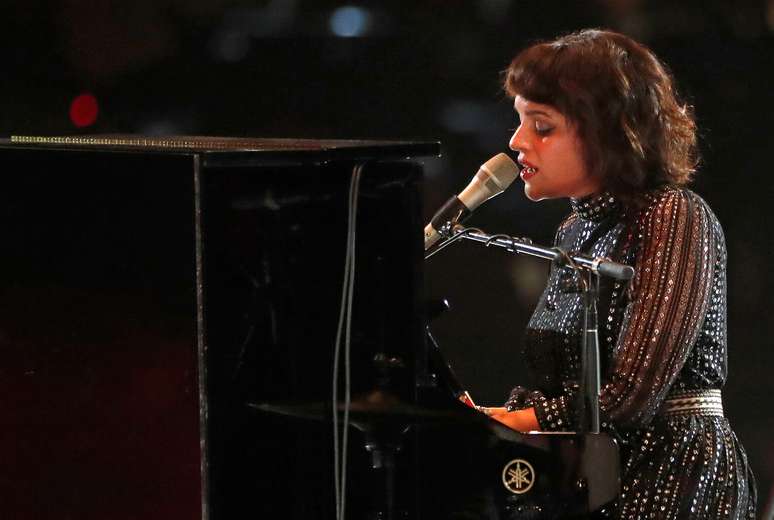 Norah Jones se apresenta em evento em homenagem a Dolly Parton