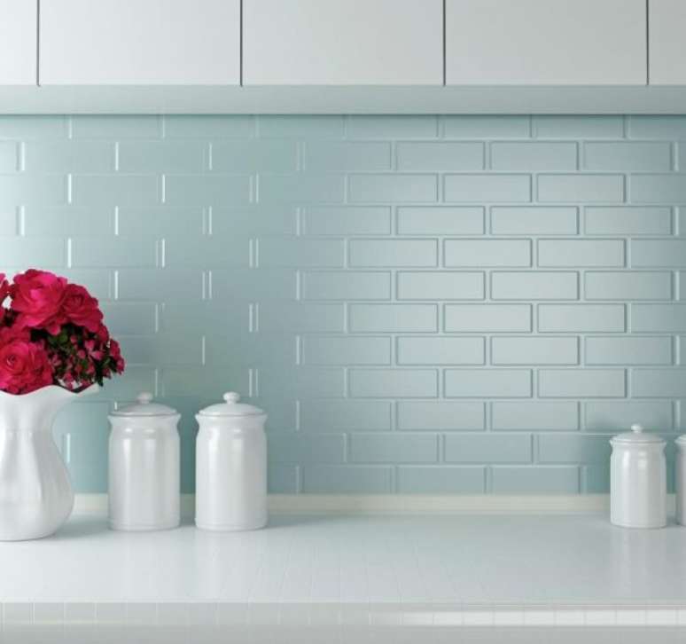 9. O tom de azul claro é lindo para pintar a cozinha com tinta para azulejo – Por: Pinterest