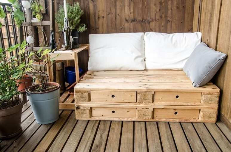 24. Simplicidade e conforto nessa varanda de madeira. Fonte: Triider
