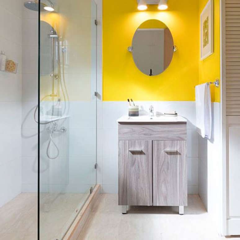 14. Que tal pintar uma parte do banheiro de amarelo com a tinta para azulejo? – Por: Pinterest