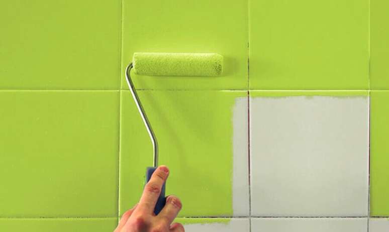 24. Tinta para azulejo de banheiro verde – Por: Pinterest