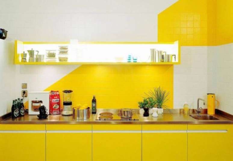 1. Tinta para azulejo de cozinha amarela – Por: Pinterest