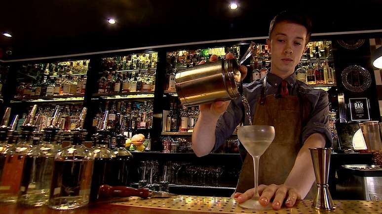 A equipe do bar Swift, em Londres, fez o primeiro martini de Atomik