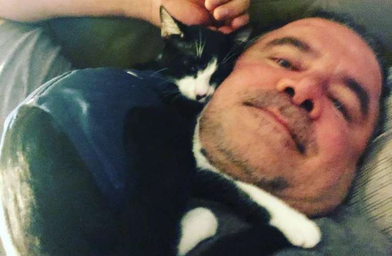 Leo Jaime ao lado de sua gata, Lola