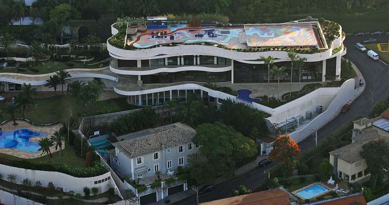Imagem aérea da mansão de Edemar Cid Ferreira capturada em 2004