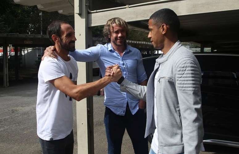 Juanfran, Lugano e Alves conversaram no primeiro dia do espanhol no CT (Foto: Rubens Chiri/saopaulofc.net)