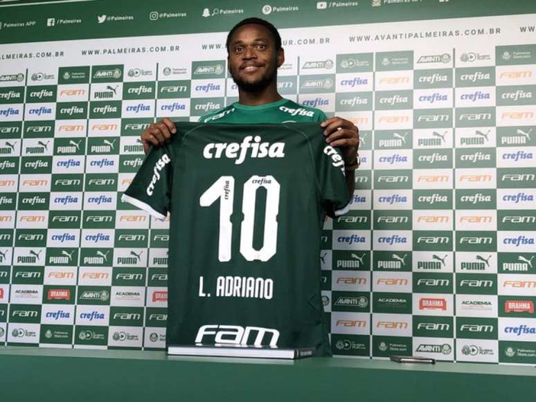 Luiz Adriano recebeu a camisa 10 na apresentação no Palmeiras (Foto: Thiago Ferri)