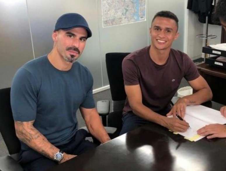 Erik assinou o contrato ao lado de seu empresário, Bruno Paiva (Foto: Arquivo Pessoal)