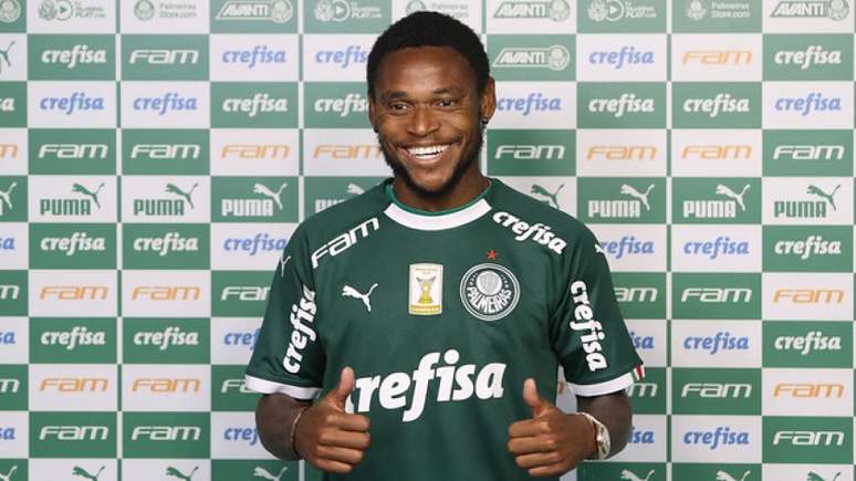 Luiz Adriano durante a apresentação no Palmeiras, nesta quinta-feira (Foto: Cesar Greco)