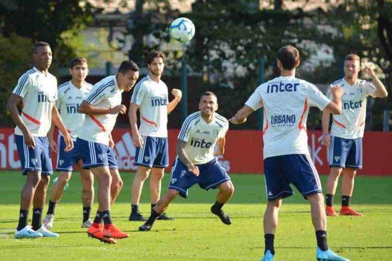 Daniel Alves participou da parte inicial do treino junto dos companheiros - Rubens Chiri