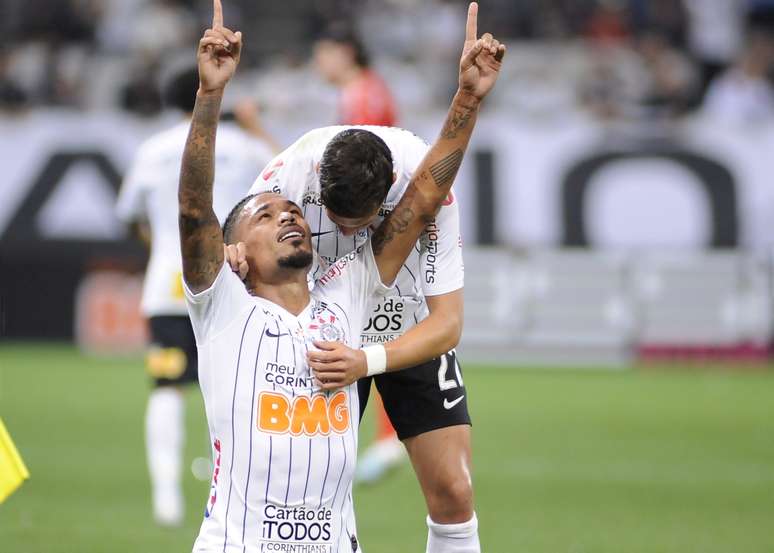 Júnior Urso abriu o placar para o Corinthians.