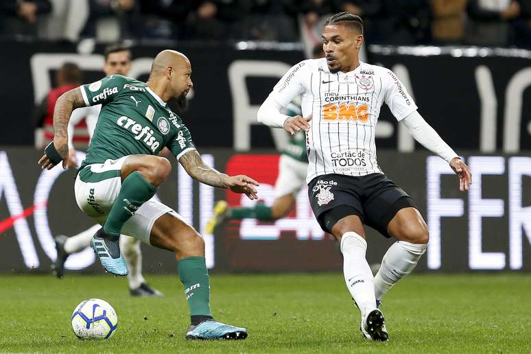 Felipe Melo do Palmeiras dribla Júnior Urso do Corinthians durante o jogo entre Corinthians e Palmeiras realizado na Arena Corinthians em São Paulo, pela 13ª rodada do Brasileirão 2019