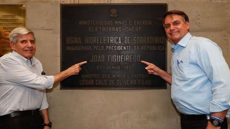 Em evento na Bahia, o ministro Augusto Heleno e o presidente Jair Bolsonaro posam para foto com o nome do &uacute;ltimo presidente da ditadura militar, Jo&atilde;o Figueiredo
