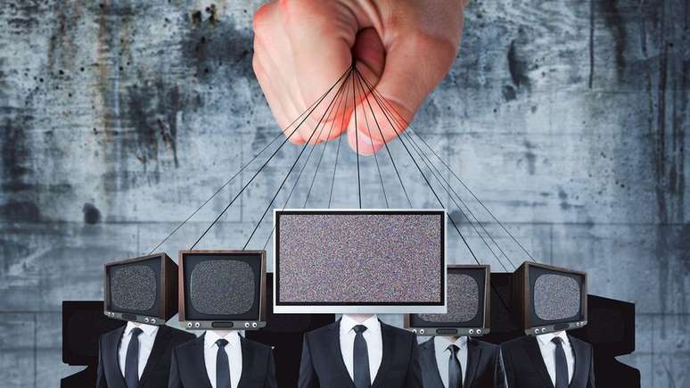 Ve&iacute;culos de m&iacute;dia tradicionais est&atilde;o muitas vezes concentrados nas m&atilde;os de algumas grandes organiza&ccedil;&otilde;es, e essas companhias frequentemente figuram em conspira&ccedil;&otilde;es