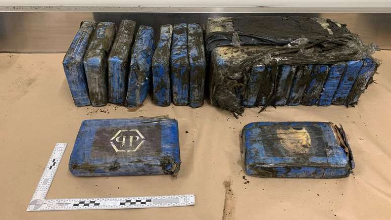 Polícia da Nova Zelândia divulgou imagem de pacotes de cocaína encontrados em praia da costa oeste do país