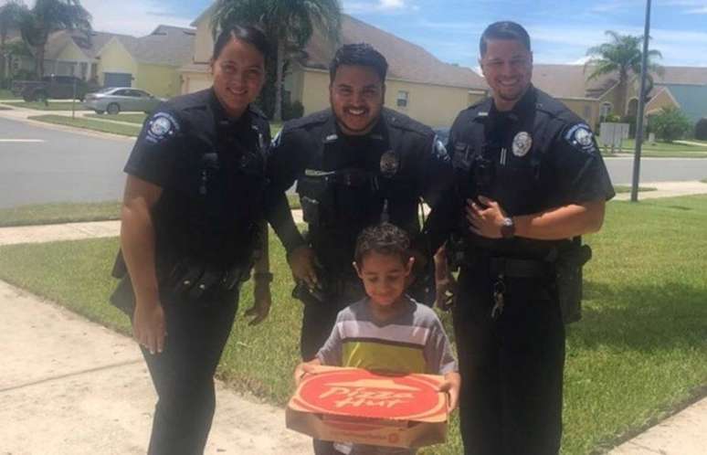 Manuel Beshara recebeu seu pedido dos policiais: uma caixa de pizza.