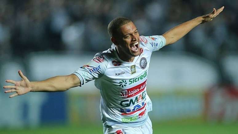 Lázaro, aos seis minutos do segundo tempo, fez o único gol da partida em Ponta Grossa