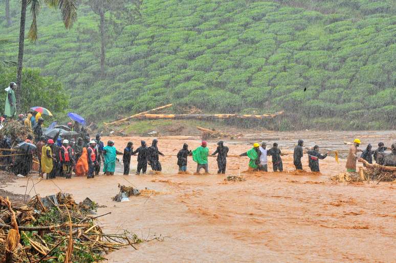 Equipes de resgate ajudam pessoas a cruzar área alagada em Wayanad, no Estado de Kerala, na Índia
09/08/2019
REUTERS