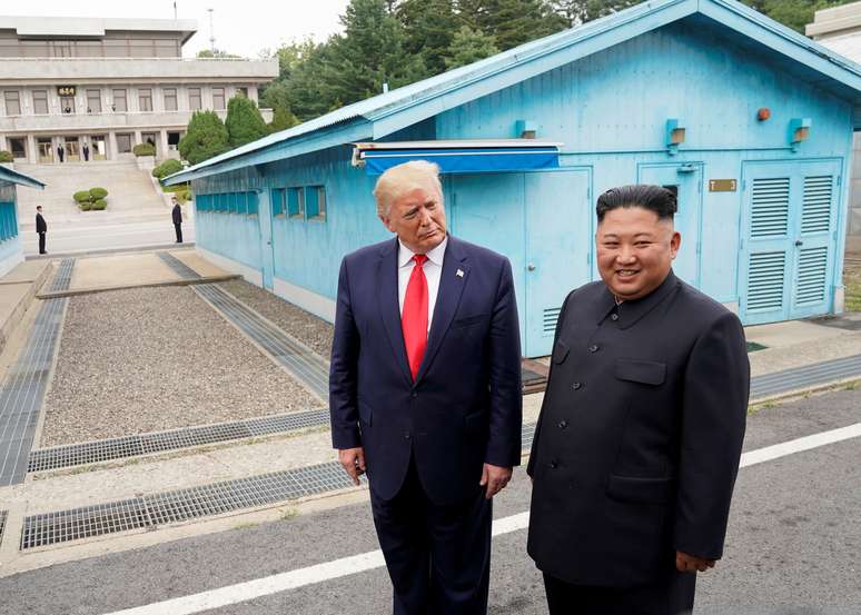 O presidente dos Estados Unidos, Donald Trump, se reúne com o líder norte-coreano, Kim Jong Un, na zona desmilitarizada entre as duas Coreias
30/06/2019
REUTERS/Kevin Lamarque