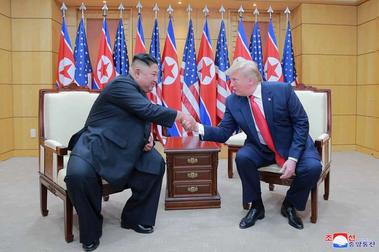 Presidente dos EUA, Donald Trump, e o l&iacute;der da Coreia do Norte, Kim Jong Un, se cumprimentam durante encontro na Zona Desmilitarizada, em Panmunjom, na Coreia do Sul
30/06/2019
KCNA via REUTERS
