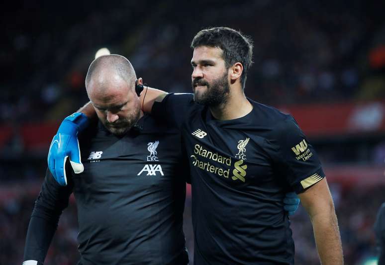 Goleiro Alisson é ajudado ao deixar o gramado depois de se machucar durante partida do Liverpool contra o Norwich City pelo Campeonato Inglês
09/08/2019 REUTERS/Phil Noble