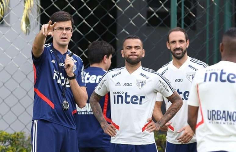 Daniel Alves e Juanfran ainda não devem reforçar o São Paulo no clássico (Foto: Rubens Chiri/saopaulofc.net)