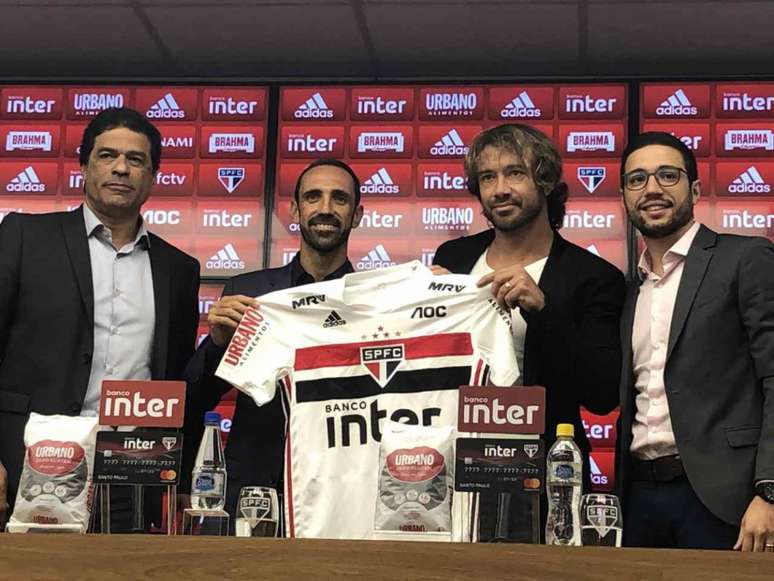 Juanfran foi apresentado por Raí, Lugano e Pássaro no Morumbi - FOTO: Fellipe Lucena