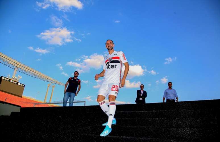 Juanfran foi apresentado nesta sexta-feira, no Morumbi, mas não joga contra o Santos - FOTO: Rubens Chiri/SPFC