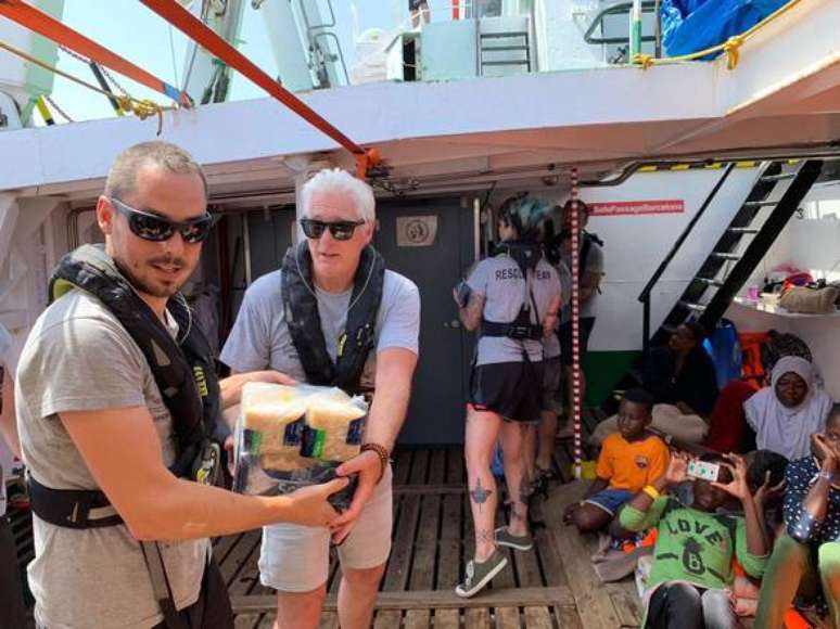 Richard Gere distribui comida em navio de ONG com migrantes