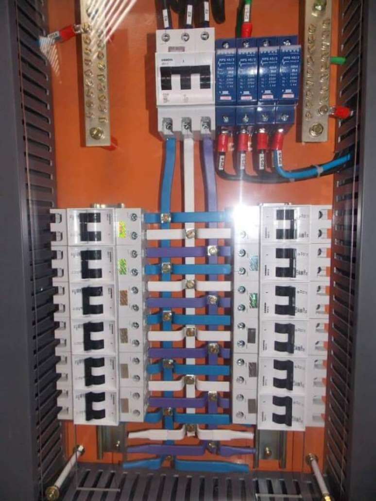 10. Os disjuntores da instala&ccedil;&atilde;o el&eacute;trica devem ser de boa qualidade. Foto: Ensinando El&eacute;trica